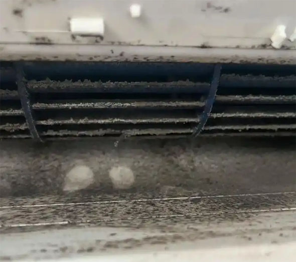 洛宁空调吹的风有股烧焦味是怎么回事